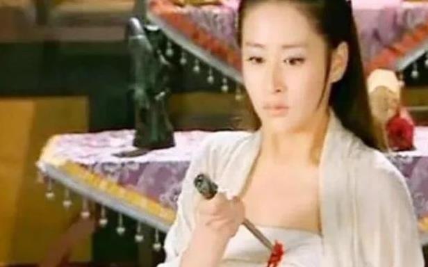 春秋末期，吴王阖闾吃到一条鲜美的蒸鱼，急忙夹给小女儿，可女儿却被气得满脸通红，狠