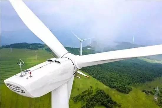 陕西宝鸡，男子检修风力发电机时，不慎从塔上坠落身亡，家属为此获赔了180万元。赔