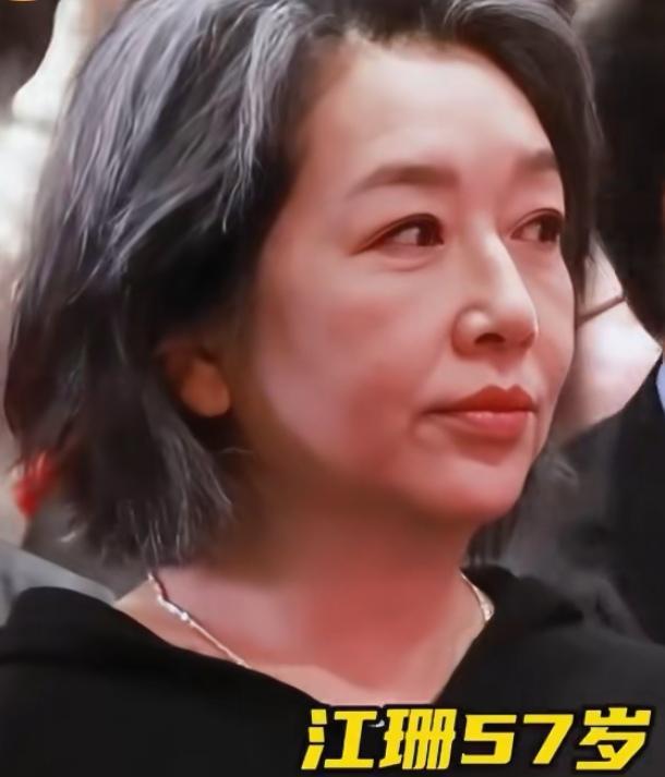 57岁江珊顶着一头银发出席活动，摄像师怼脸拍时手抖了。镜头里每根白发都在反光，