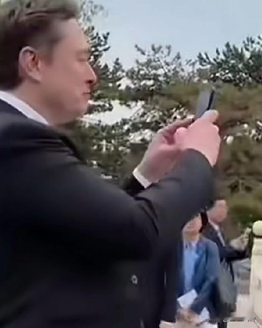 到哪拍哪，哪有世界首富的样子！马斯克边走边拍，黄仁勋边走边吃，库克边走边啥……