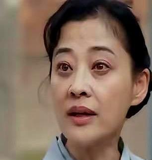 别再说梅婷总演“温婉坚韧”了。她这次在央视破2.4%的新剧里，把一个妈演“糙”