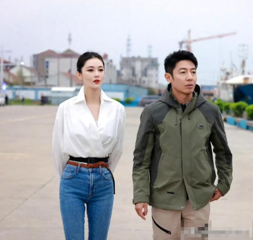 从当主持人到现在，他一直是普通的，和帅字不沾边，甚至个子也不是特别高挑，不过他主