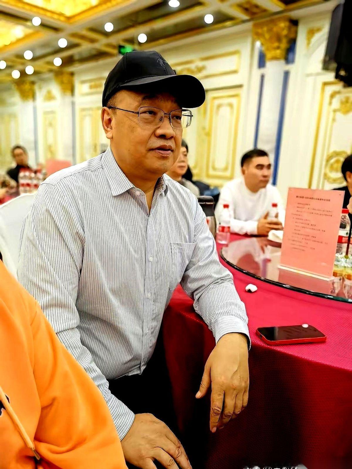 格力跌出500强，一帮人开香槟庆祝，说董明珠不行了。结果董姐反手一个耳光：“营