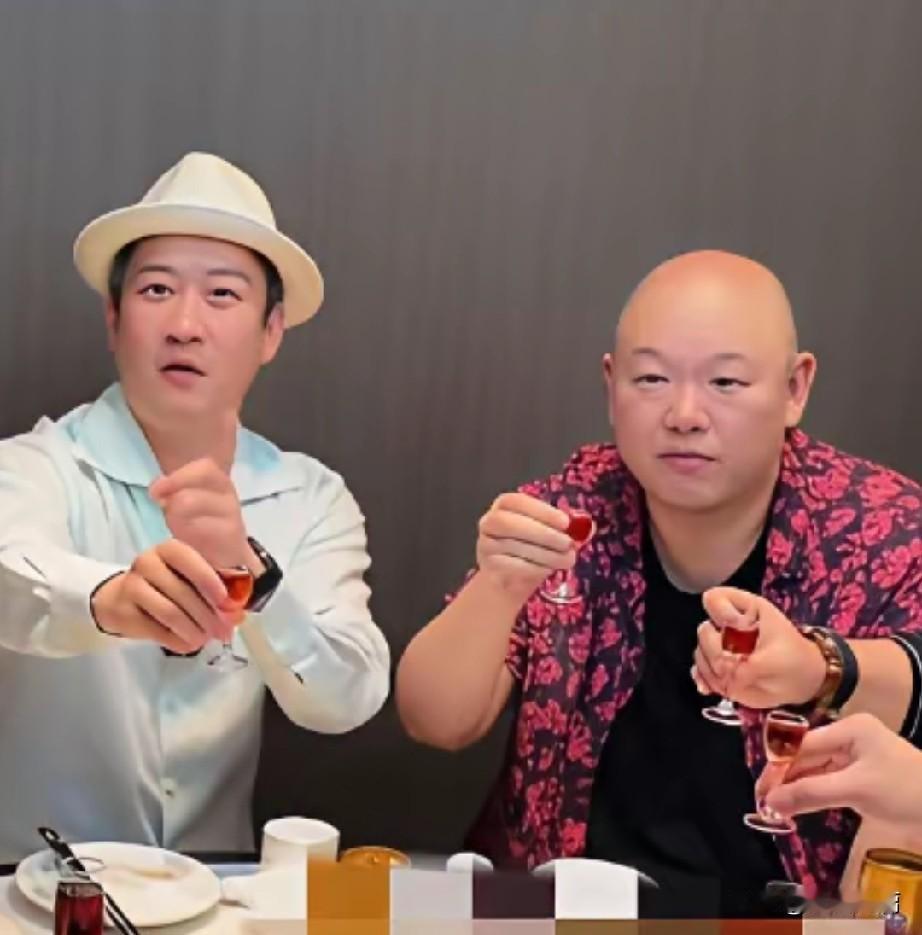 这个王玥波还真的是曹云金的狗头军师和身边密友，本来这哥们就是一头号“吃货”，现在