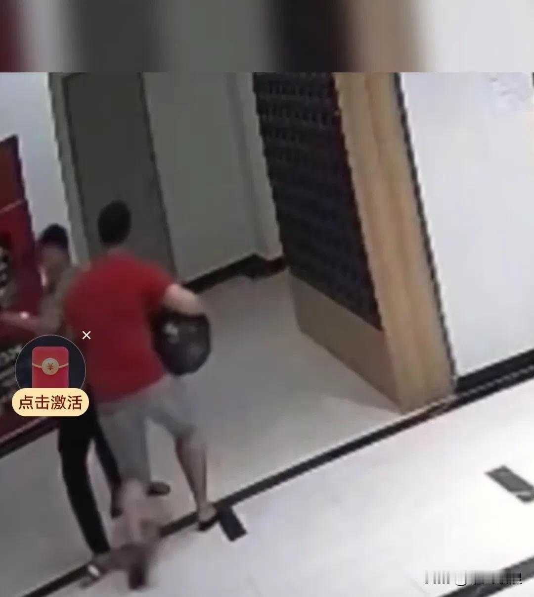 男子遛狗不拴绳还让狗攻击小孩，小孩爸爸见状便过去踢开狗狗。狗主人随后赶来，不问青