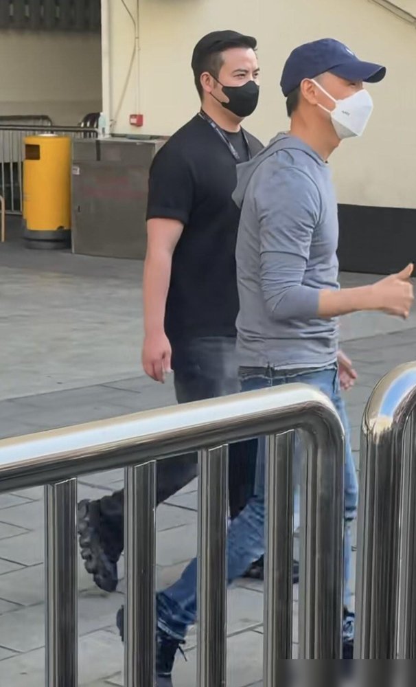 红馆尾场，张学友一上台就把许志安手给牵了，还说“现在好公开，冇所谓啦”。底下直接炸了。许志安这场复出