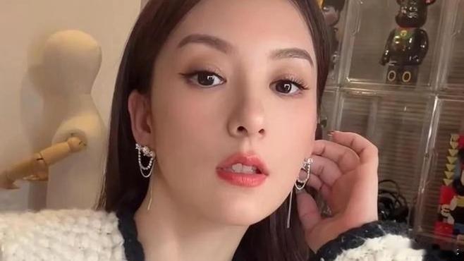 《方媛这次在香港时装周的采访，给人的感觉不是长得好不好看，而是面对镜头时有没有准备。她已经在香港定居