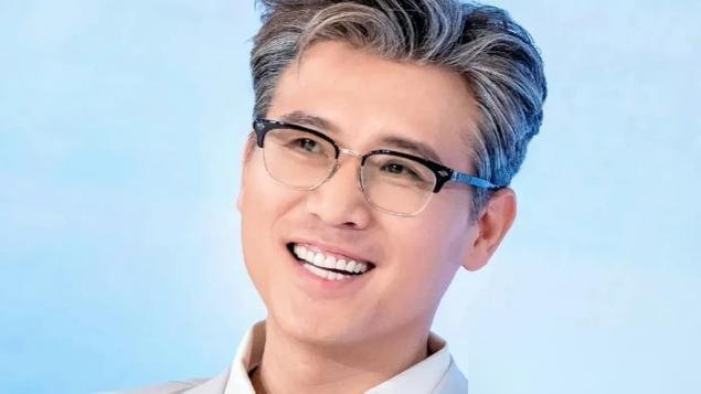 李乃文把赞助商的八宝粥当面打开，直接吃了。胡军伸手拦都没拦住，脸都白了。广告口播还没念呢，样品没了。