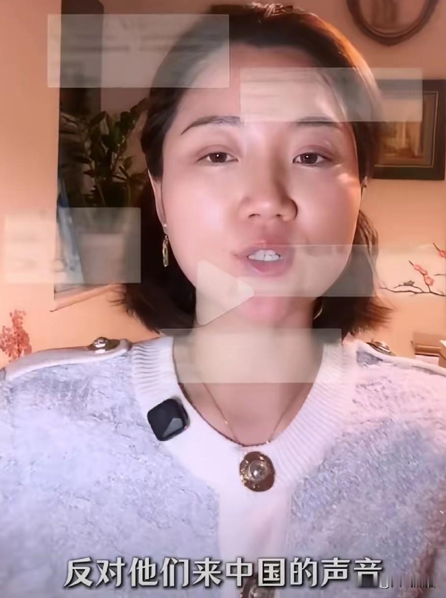 这个小姑娘认为现在反对印度人涌入中国，就好比当年美国对我们的排斥，都是不可取的，