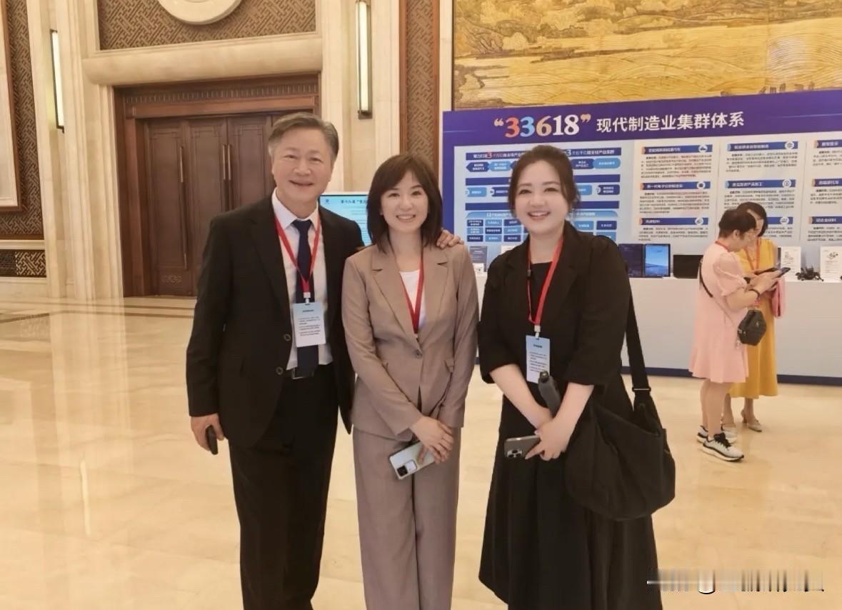 台媒体人翟翾昨天（11日）在社交媒体发文表示，自己才刚刚和赖岳谦老师、周玉琴主播