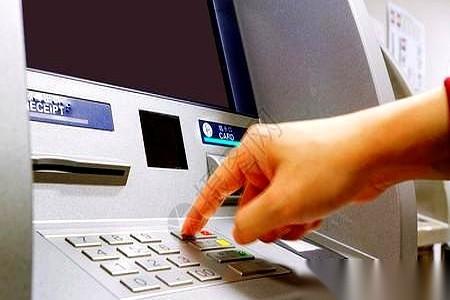 “叔，用手机银行啊，利率一样，还方便。”银行大堂里那个小伙子，嘴皮子利索得很。