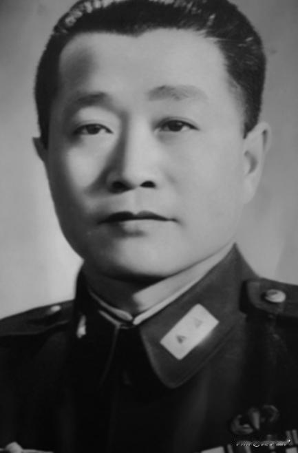 1927年，周恩来被捕，谁料，审讯他的人，竟是他的学生，他凑近周恩来，轻声说：“