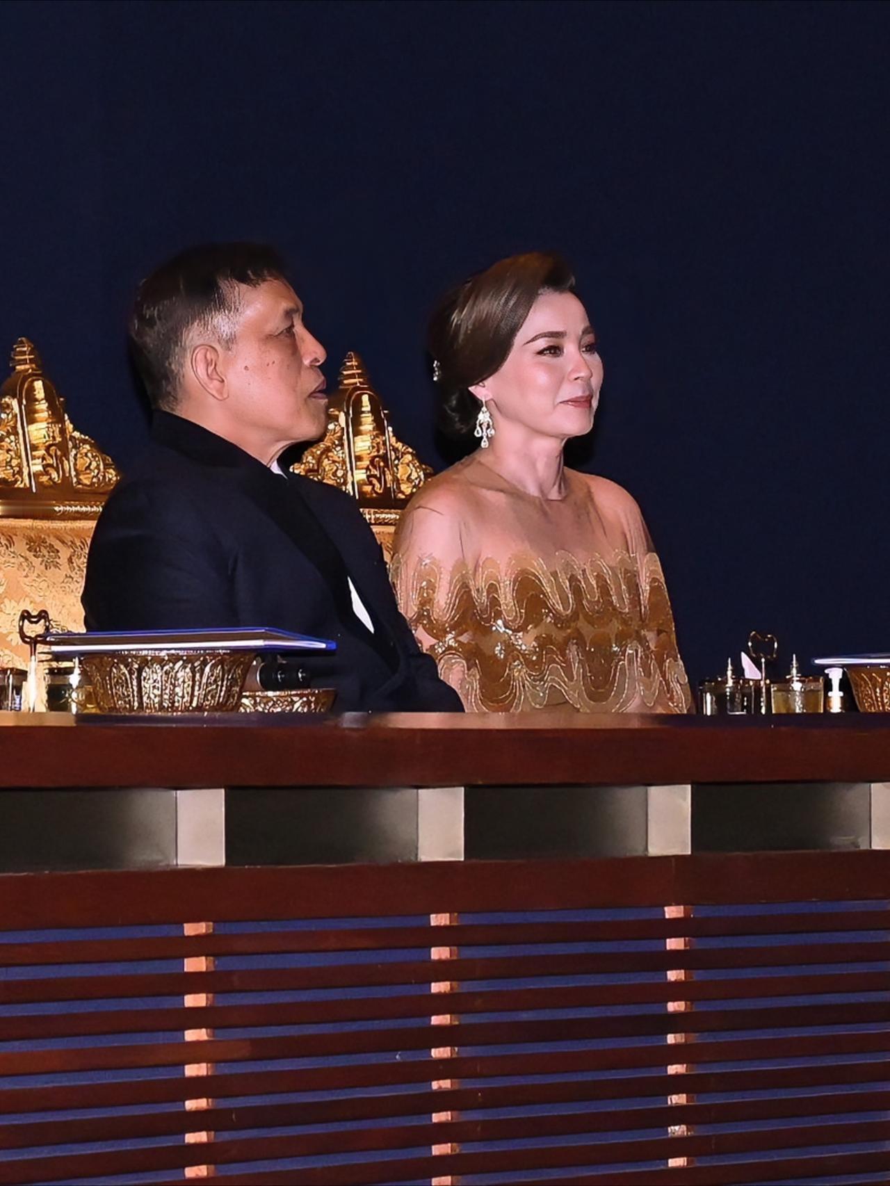 苏提达刚回国就出席晚宴，穿金戴银闪闪发光
