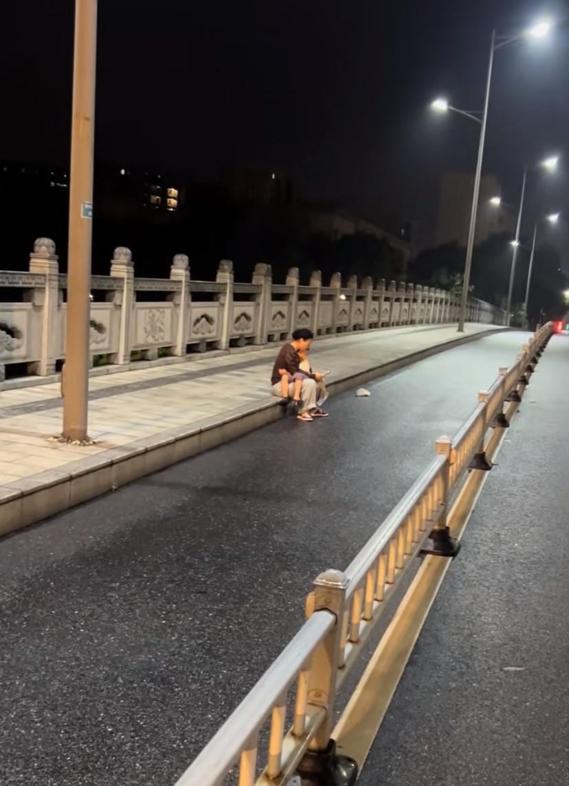 浙江湖州雨夜，凌晨三点，女子抱娃桥上哭泣。湖州城，夜深雨急。一辆汽车缓缓