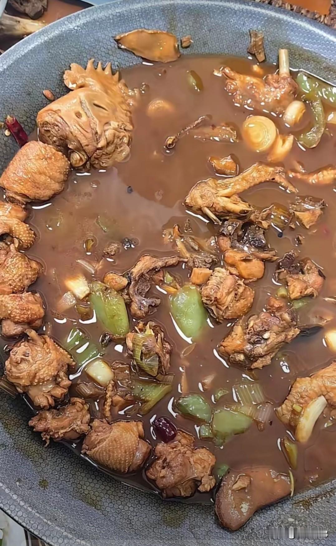 游客吐槽，在济南芙蓉街某东菜馆点了一份炒鸡，竟然有七八块鸡脖子！曝光后，目前饭