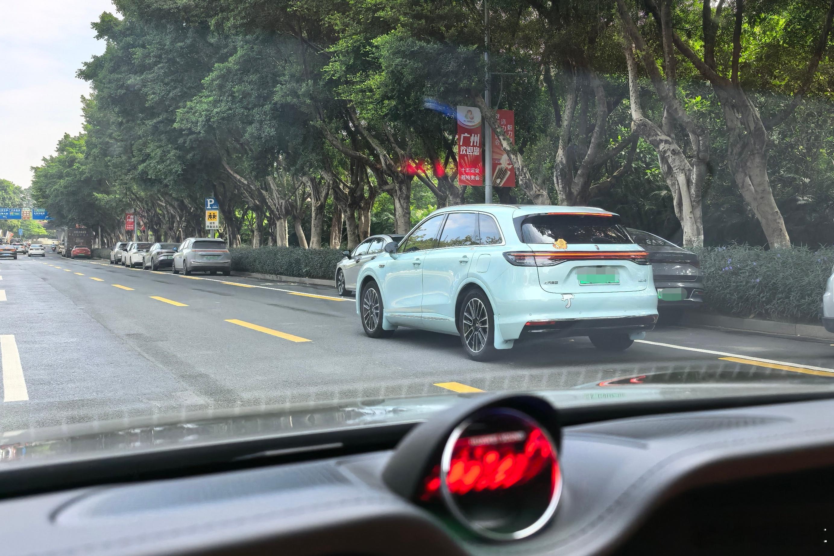 今天出门又看到一辆尚界H5，行驶姿态看着也蛮不错的~交付正在加速，我的H5也快到