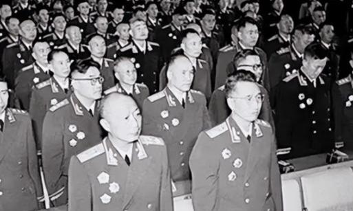 1955年授勋前夕，叶剑英元帅检查授勋人员名单时，突然面色一沉，指着上面两个人的
