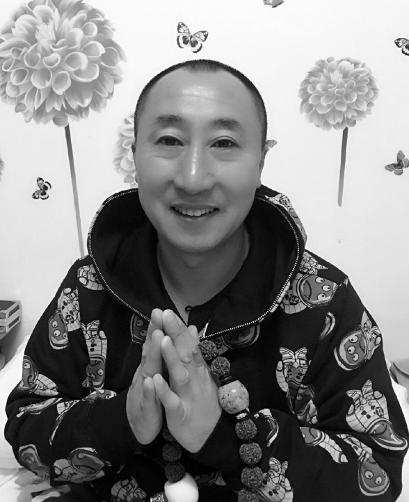 2016年9月21日，赵本山的爱徒牛二，驾驶摩托车强闯ETC通道，被自动落下的收