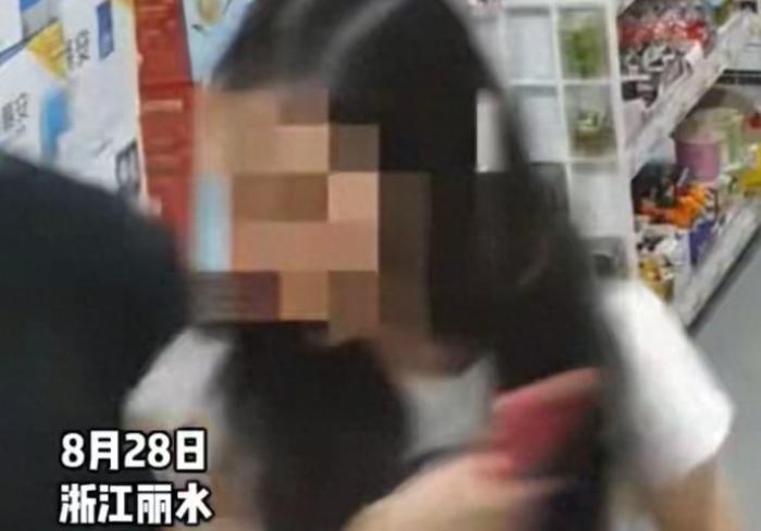 男子路过女子身后被当众指控摸臀，为求脱身当场道歉以为能了事，结果女子反手报警，店