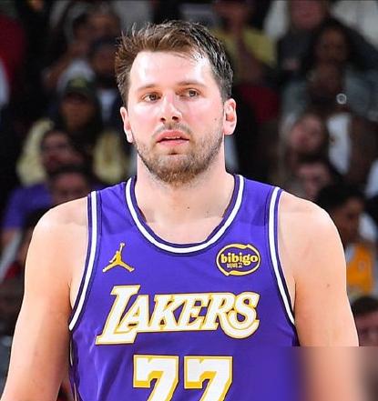 别再为东契奇的腿筋哀嚎了。我告诉你，你根本没看懂雷迪克这个“菜鸟”教练藏着怎样的