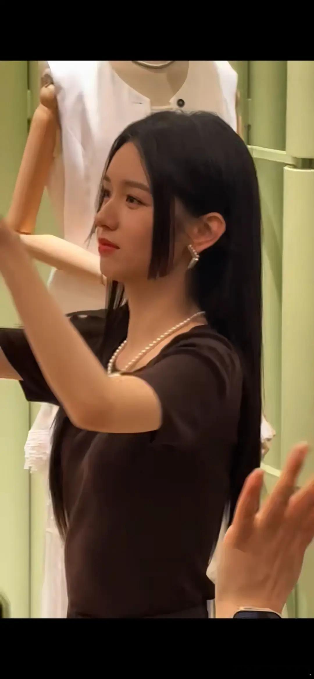 周也和张婧仪最新活动状态，两位一直被说像，现在看着还像吗？