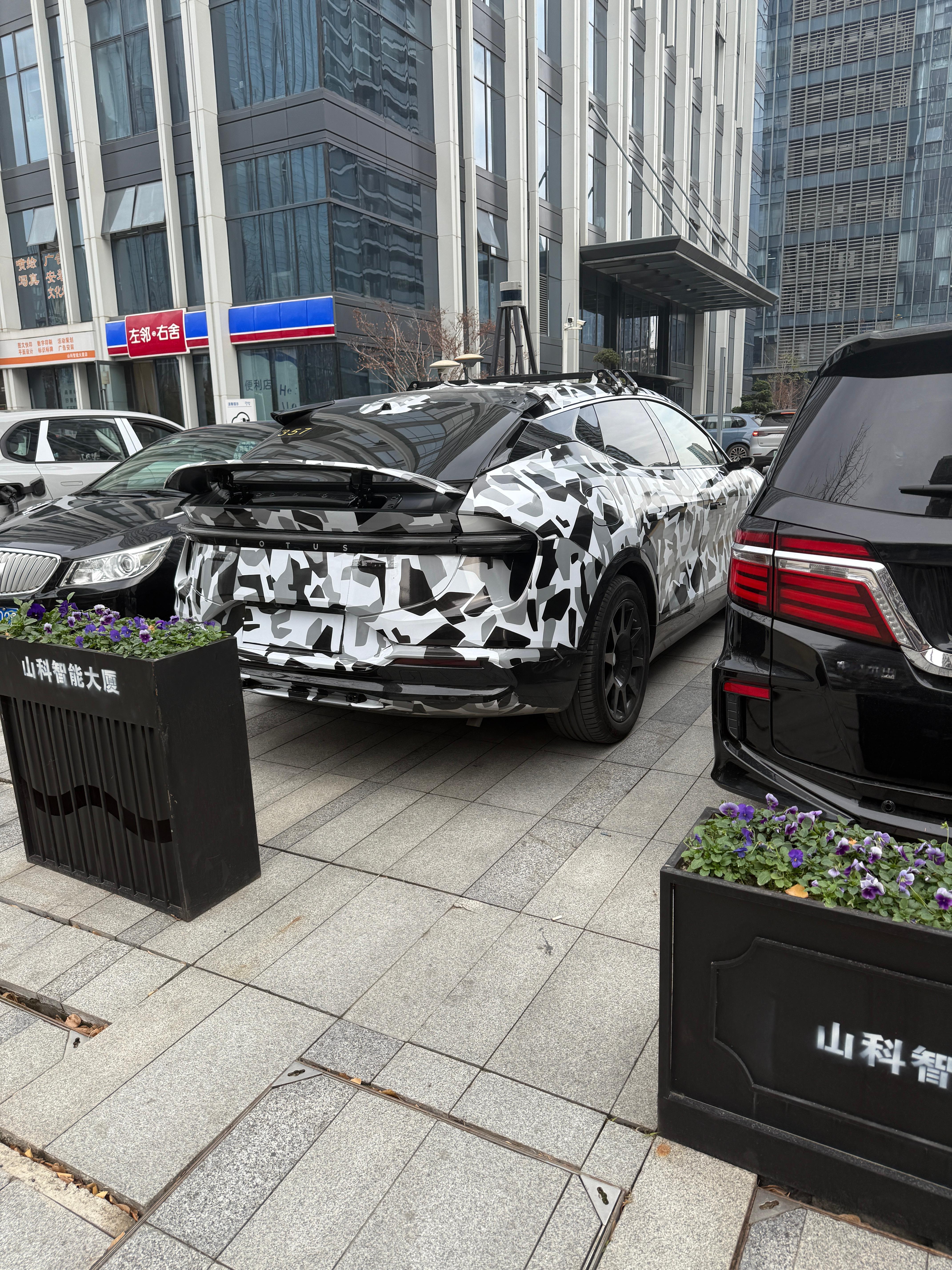 新款的莲花Eletre，插混的