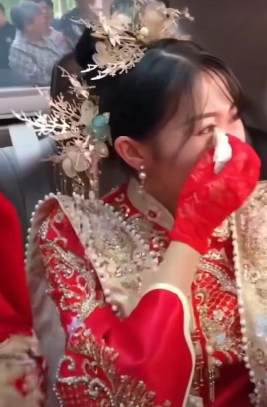婚礼上，新娘临时要求增加8万改口费，婆婆当即掏出8万现金说：“这钱你拿去，以后不