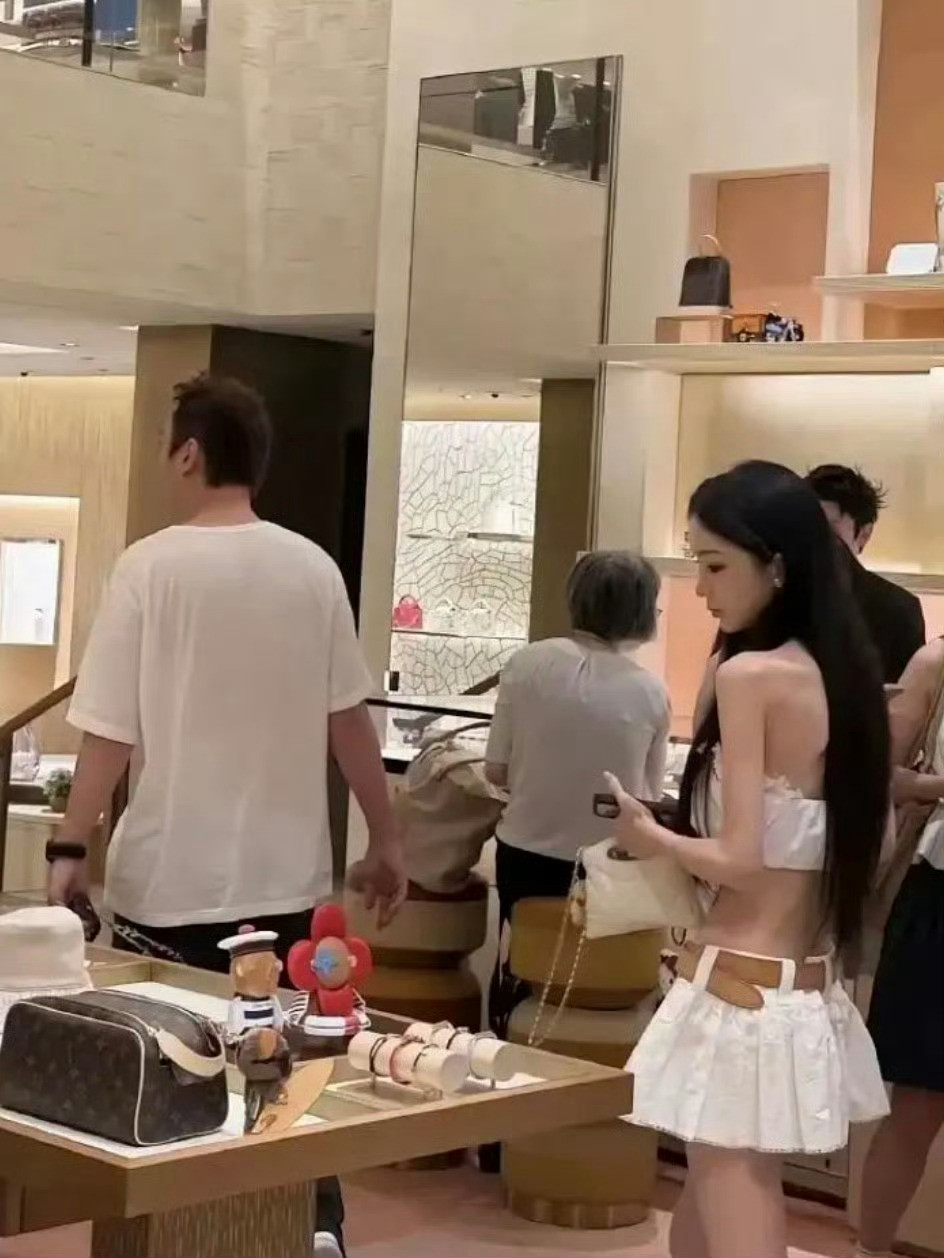 网友在国外遇到一个眼熟的人​​​