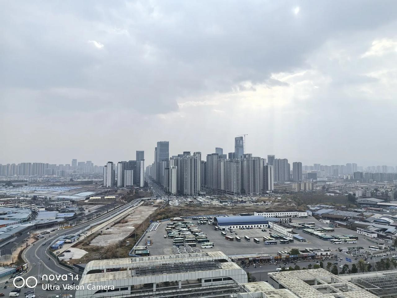 昆明把巫家坝机场拿掉，建造了这一堆高楼大厦，号称中央商务区，昆明的曼哈顿。里面