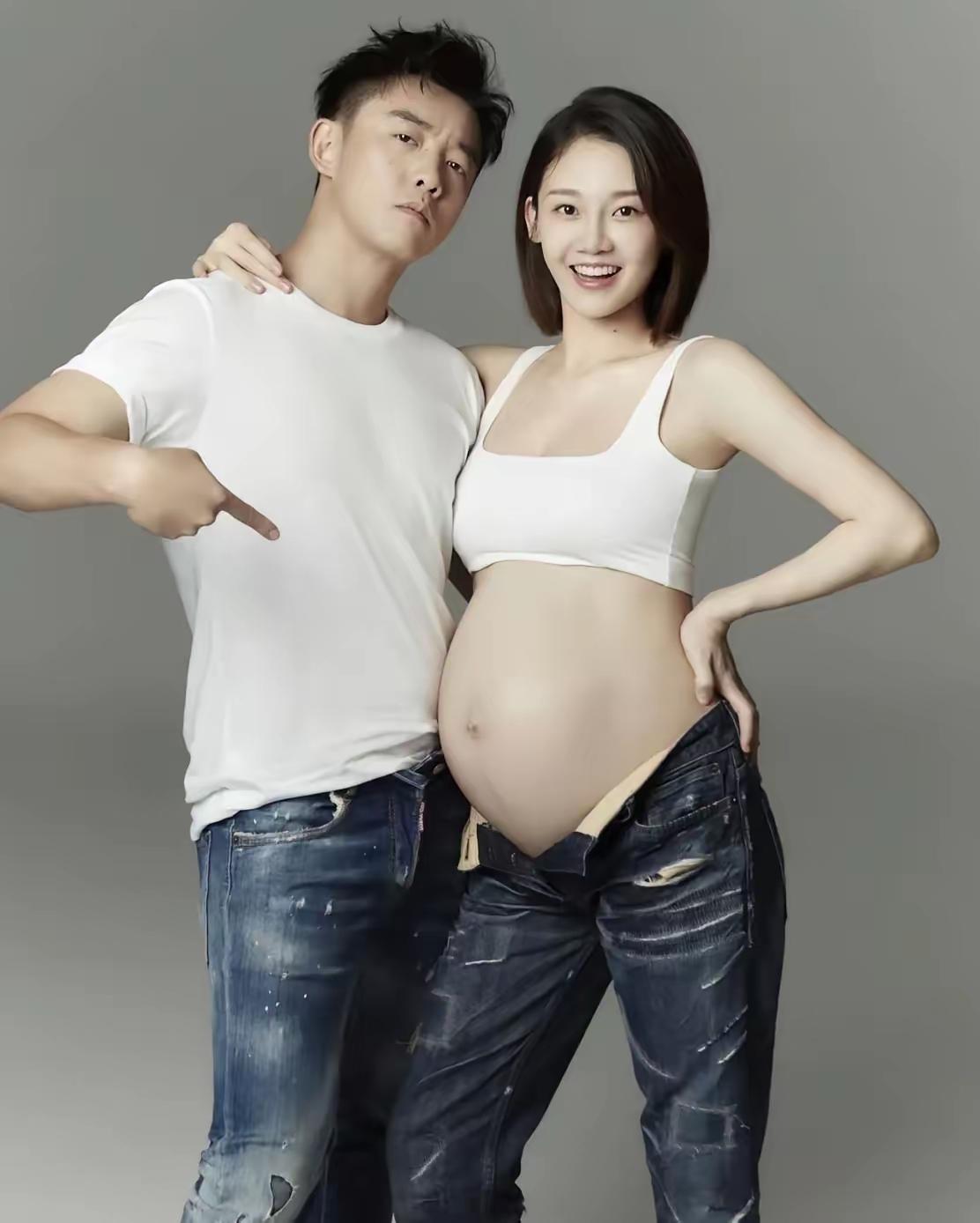 这两口子可真是能“折腾”，短短三年就达成了三年抱三的“成就”。不就是怀个孕嘛，