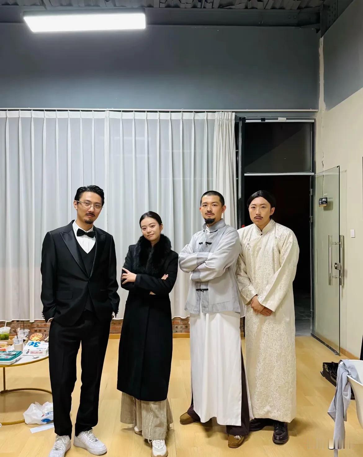 汉森演的最有味，董董演技专业，鹏鹏的声音稚嫩，出戏了，哈哈。汉森的造型也太老