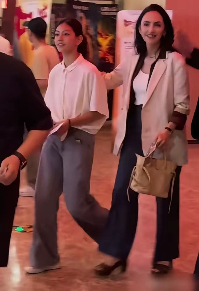 刘烨14岁的女儿霓娜，很多人盯着她有点驼背说仪态不好