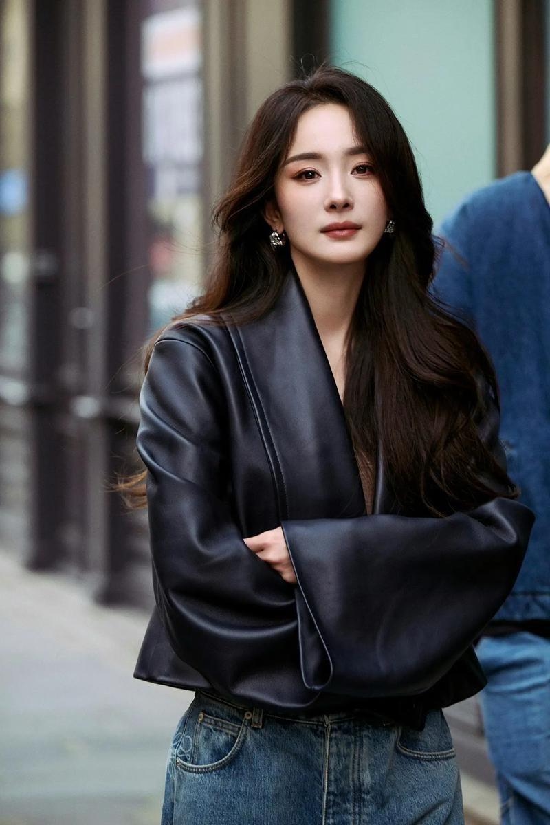 prada官宣杨幂为全球代言人！创下品牌首位华人女星最高头衔纪录，以学院风造型亮