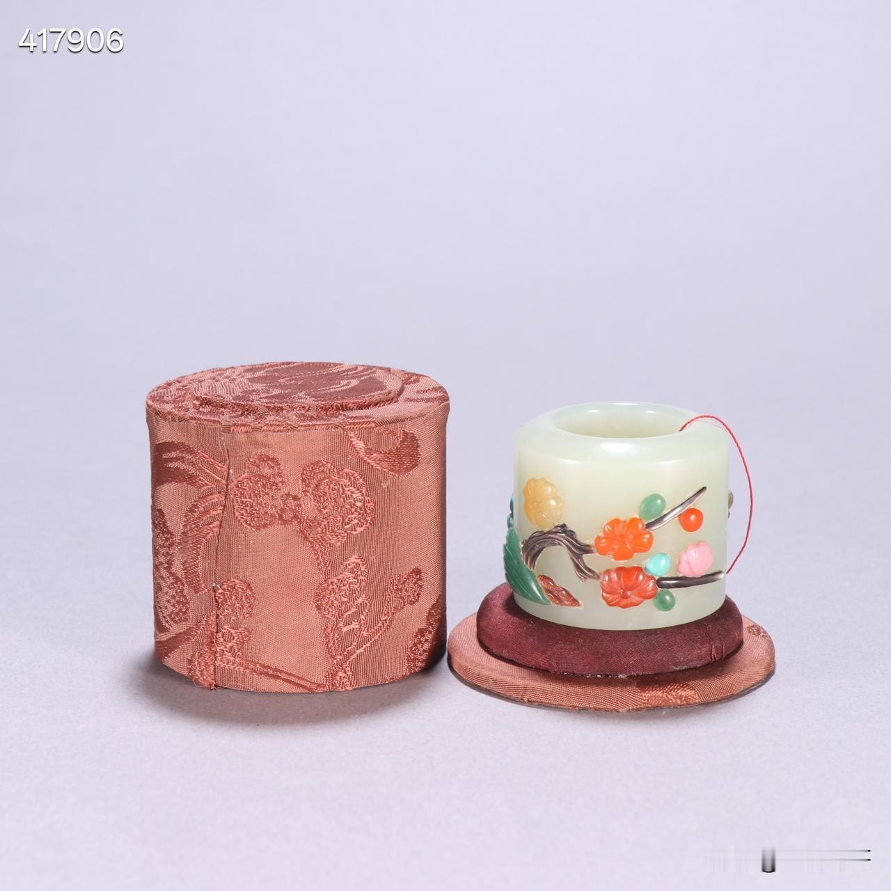 旧藏和田玉嵌百宝梅花纹扳指规格：内径2.1cm宽3cm