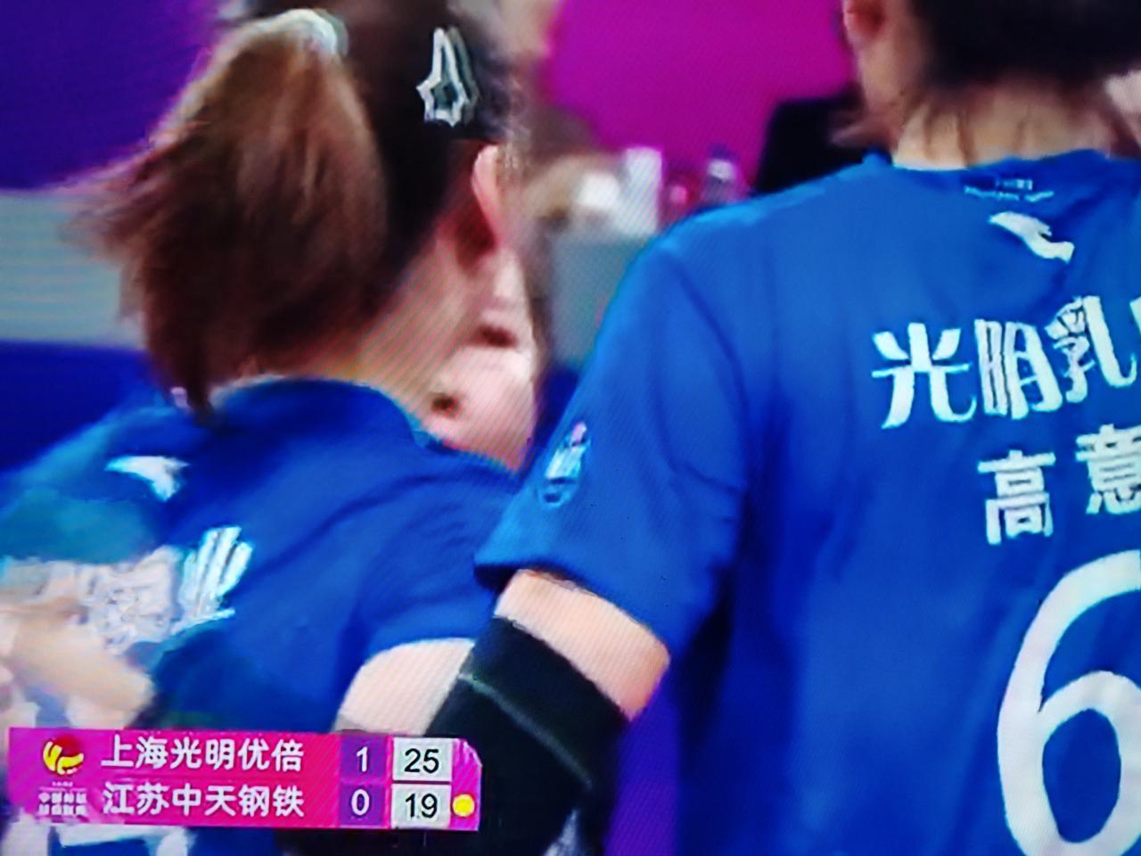 女排排超联赛决赛第三场，第一局上海女排25：23获胜，比赛进入第二局，上海女排1