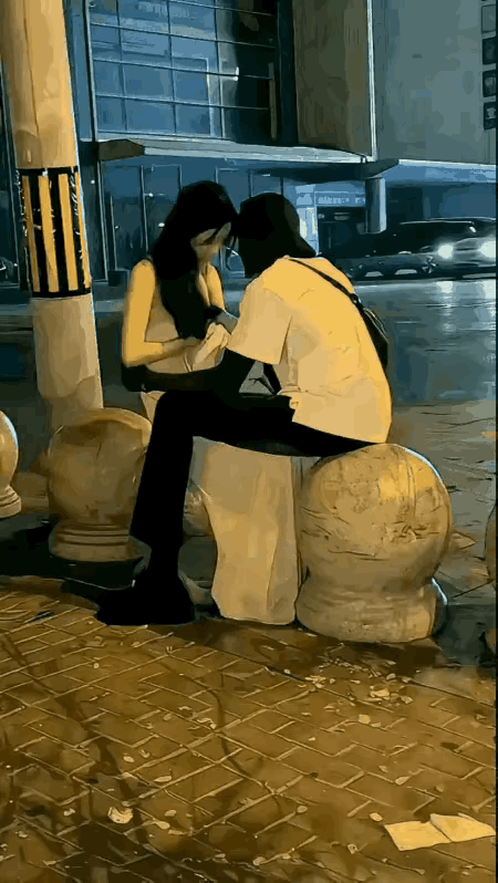 小姐姐，我看不起你，真的看不起。