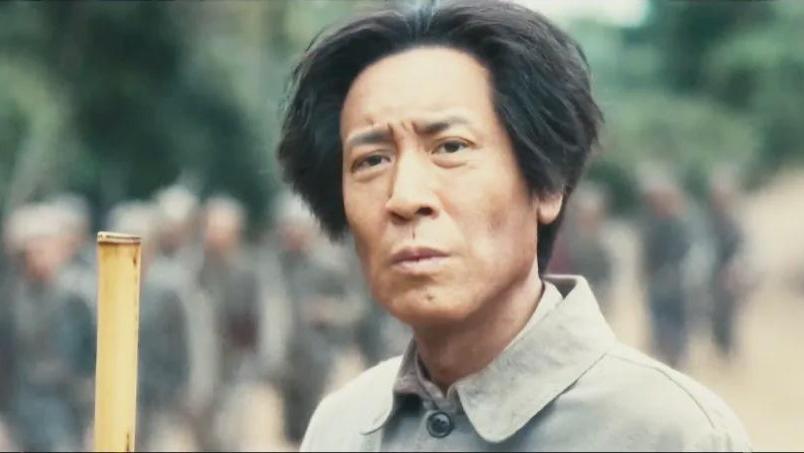 张不开嘴别尬演! 《伟大的长征》于和伟吃糍粑, 戳穿了多少演员的体面