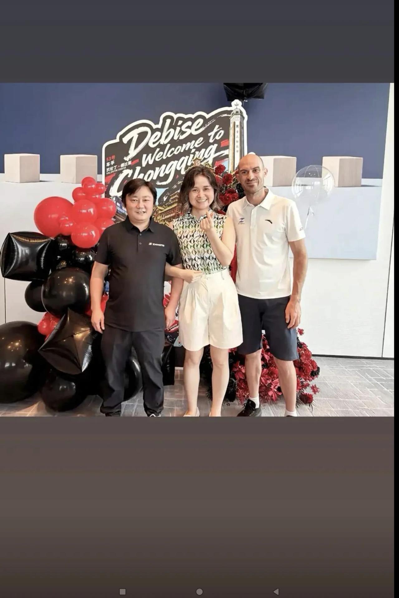 这张合影真好！网友们来说说：昨天（8月16日），张雪在重庆接待法国车手德比斯时