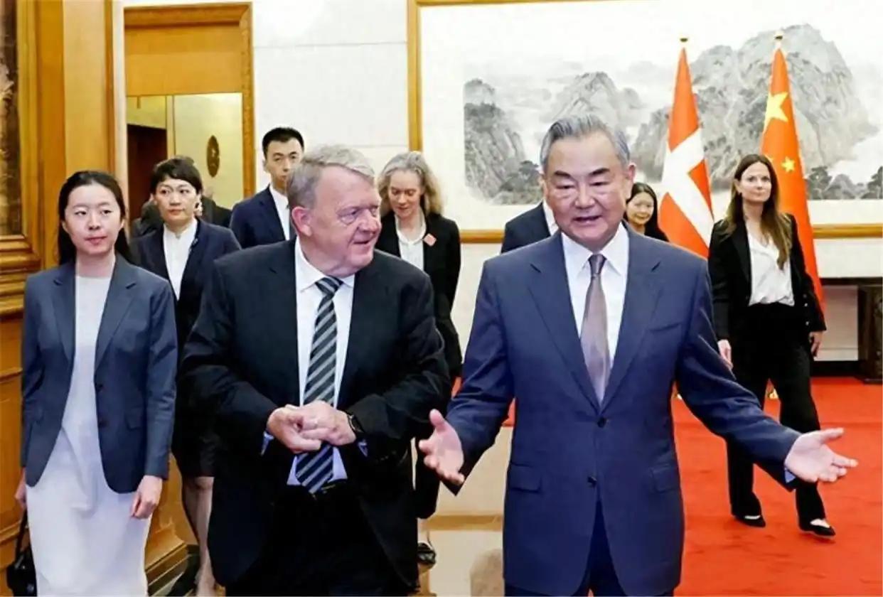 丹麦这次给的待遇，分量可一点都不轻。王毅出访丹麦这事儿，表面上看没什么大场面，没