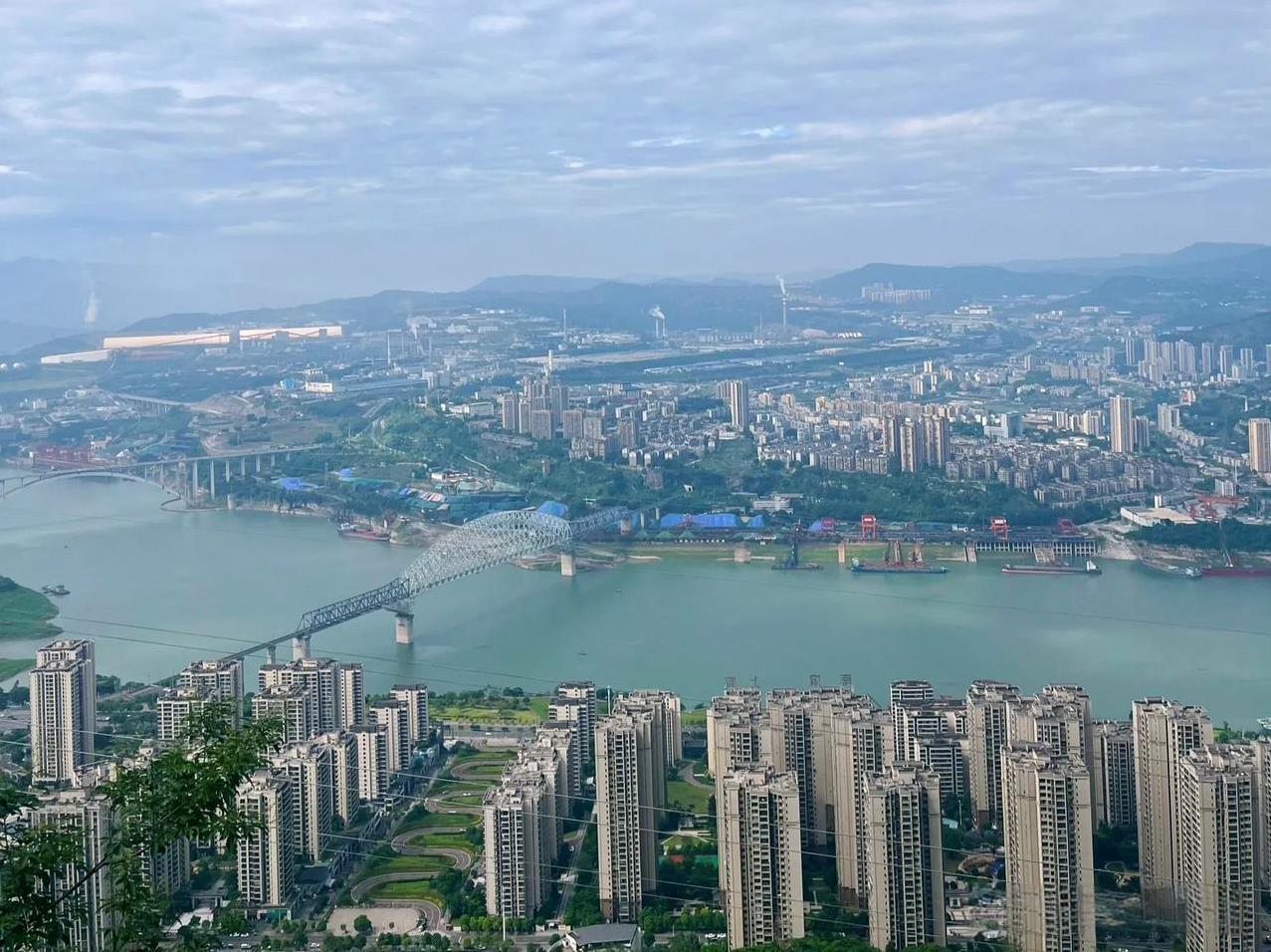万州，在重庆直辖前叫“万县”，但是，这个万县可不是什么小县城，而是正儿八经的地级