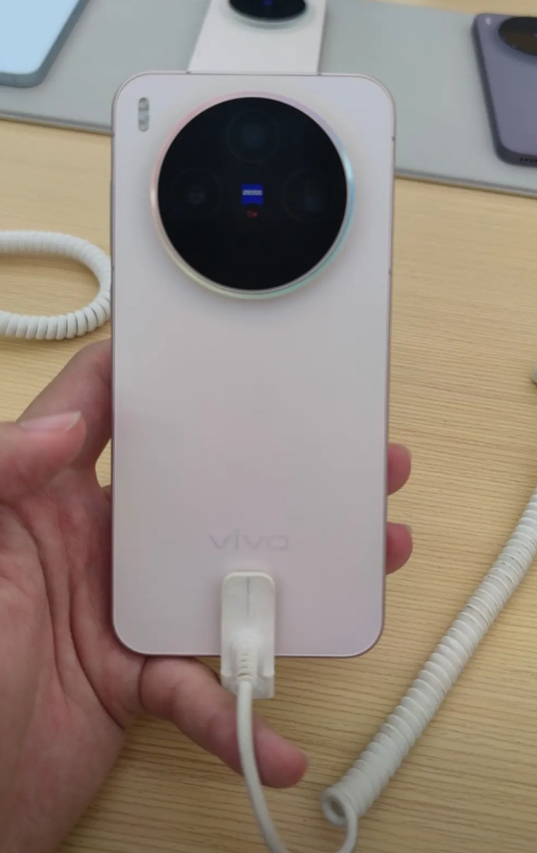今天去玩了会儿vivox300pro，之前体验了小米17系列，我个人更喜欢