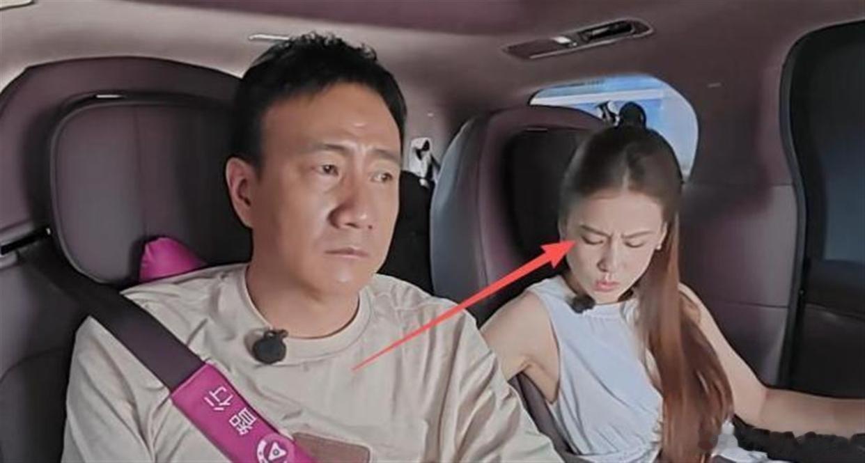 黄圣依综艺片段引争议，胡军体验助理岗位，行程接连翻车，她神情不耐烦​