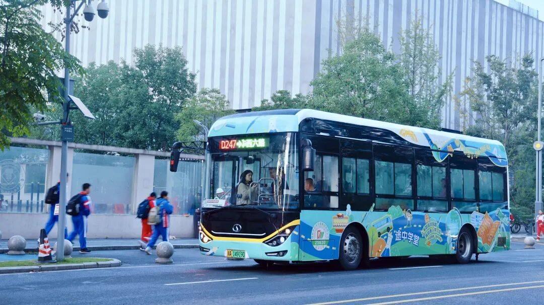 如果打的，转几趟，几十元钱就给了司机了。公交车是为大众服务只有在成都的才能真