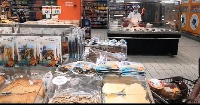 今天去超市买菜，我才真正意识到，时代变了，而且变得比我们想象的快得多。挑