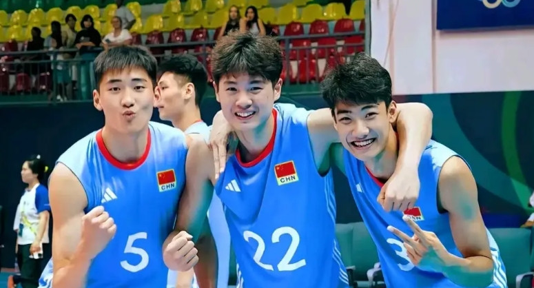 原来心心念着中国男排青黄不接，作为球迷也跟着发愁。看了U19一段视频，我们还是