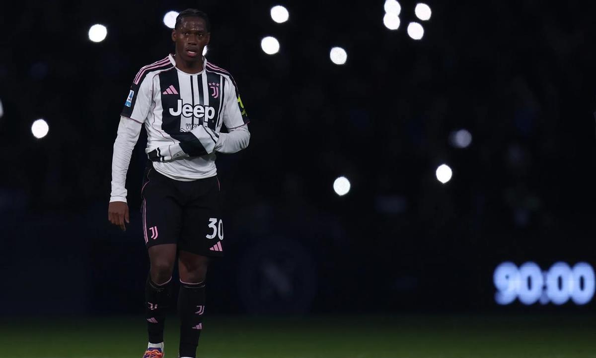 别以为踢球只用脚，更衣室的沉默能废掉一个天才。尤文新援戴维训练时独自颠球，聚餐