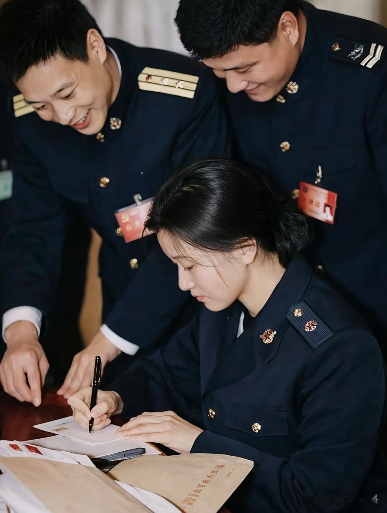 清一色的军装见证了从“小兵”到“将军”的历程：增长的不只是“资历章”，还有不平凡