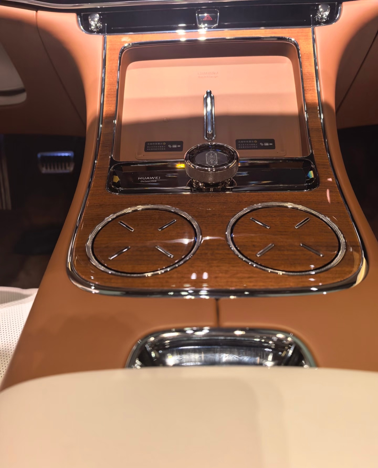 尊界S800内饰，质感真的超出预期。我觉得棕白配色高级又温润，皮质包裹的细腻度拉
