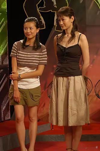 董洁、李小冉，电影《龙虎门》宣传活动，那时的董洁还是包包脸，李小冉还没有那么出众