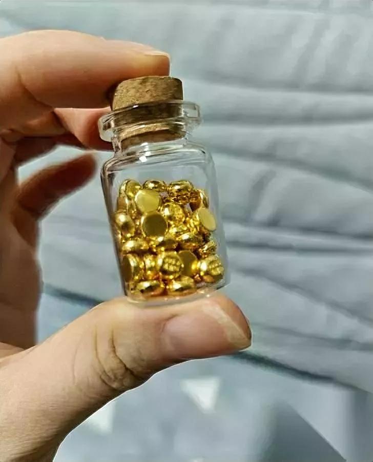 2019年我偷偷用年终奖买了40克金条，每克290，被我妈骂成“冤种”。五年后金